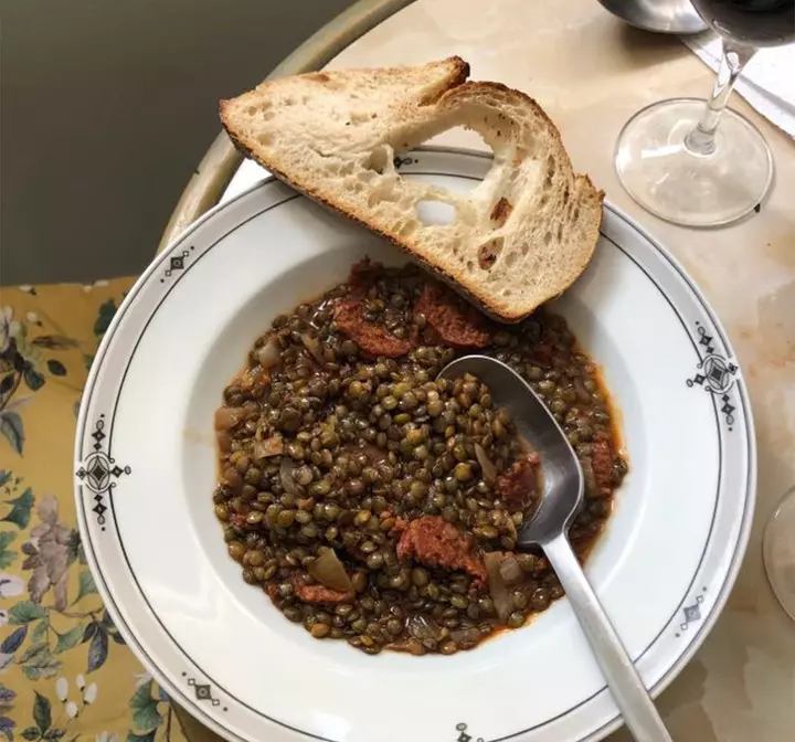 Recette de lentilles au chorizo César Moroni avec un morceau de pain