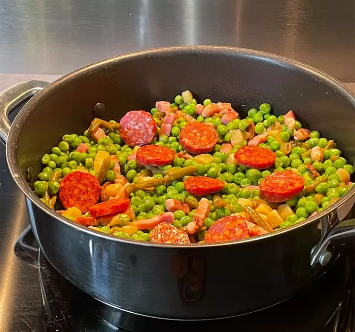 Recette de petits pois, lardons et chorizo César Moroni