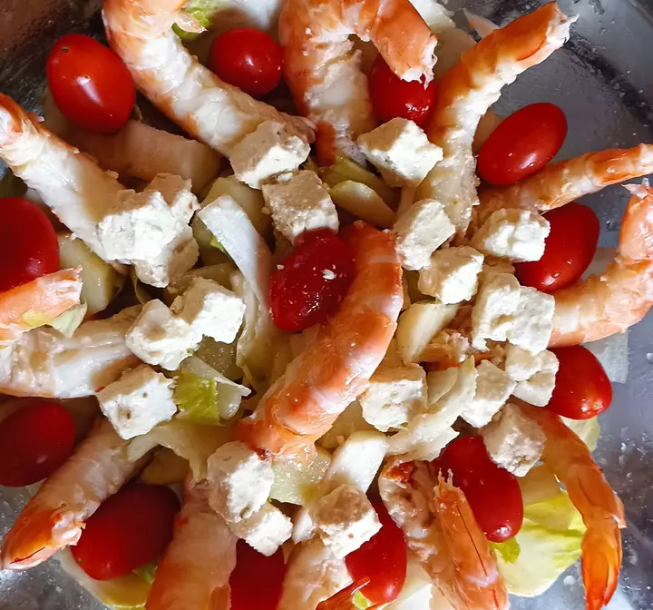 Recette salade terre et mer aux crevettes, tomates, fromage et chorizo César Moroni