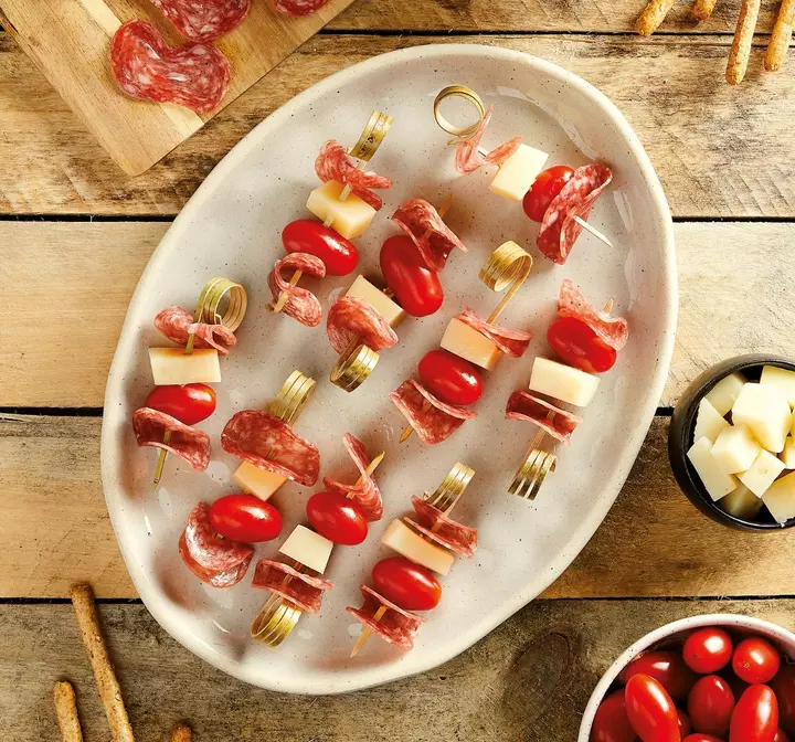 Brochettes de tome de brebis, tomates cerises & fuet César Moroni