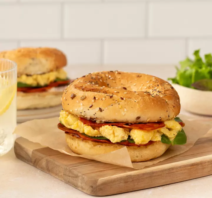 Bagels aux épinards, œufs brouillés et chorizo César Moroni