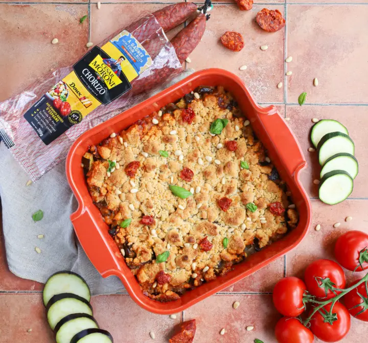 Crumble aux légumes d’été et au chorizo