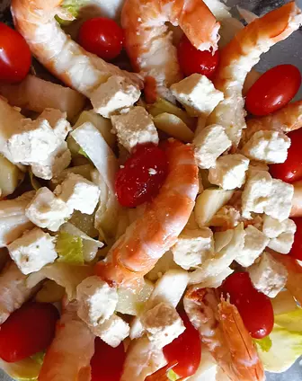 Recette salade terre et mer aux crevettes, tomates, fromage et chorizo César Moroni