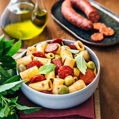 Le chorizo en collier César Moroni et une salade de pâte